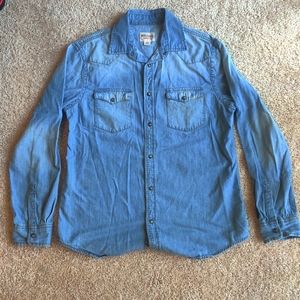 Men's Long sleeve Jean shirt with snap-on buttons.